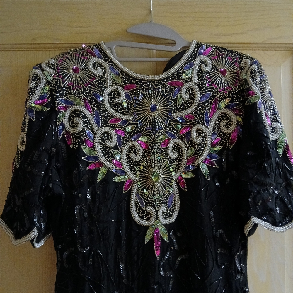 It's a long gown,beads silver black. Has a slit in the back. It's like new .